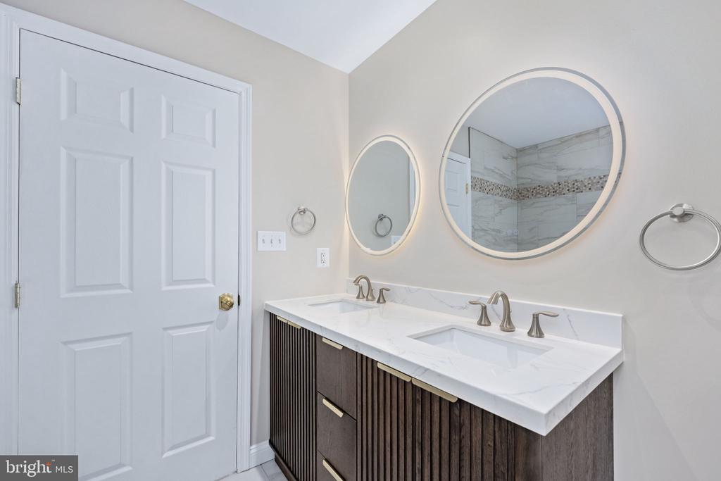 8200 HOWARD TRAIL