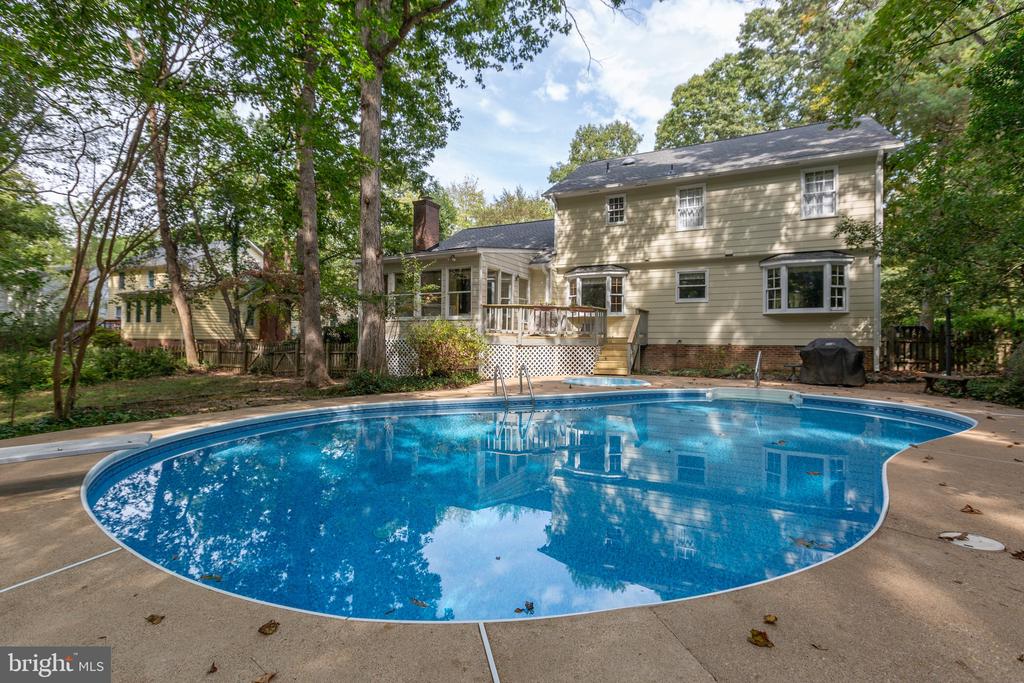 5 MAYFAIR DRIVE