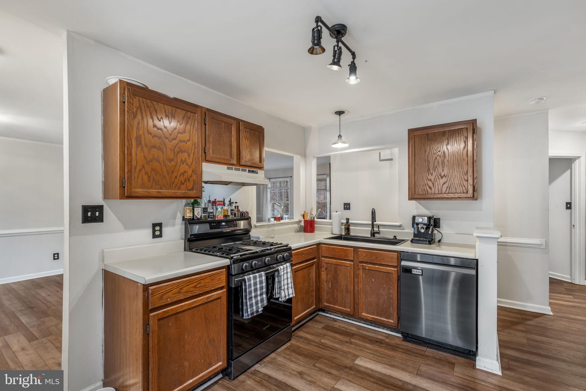 10907 CRESTWOOD DRIVE