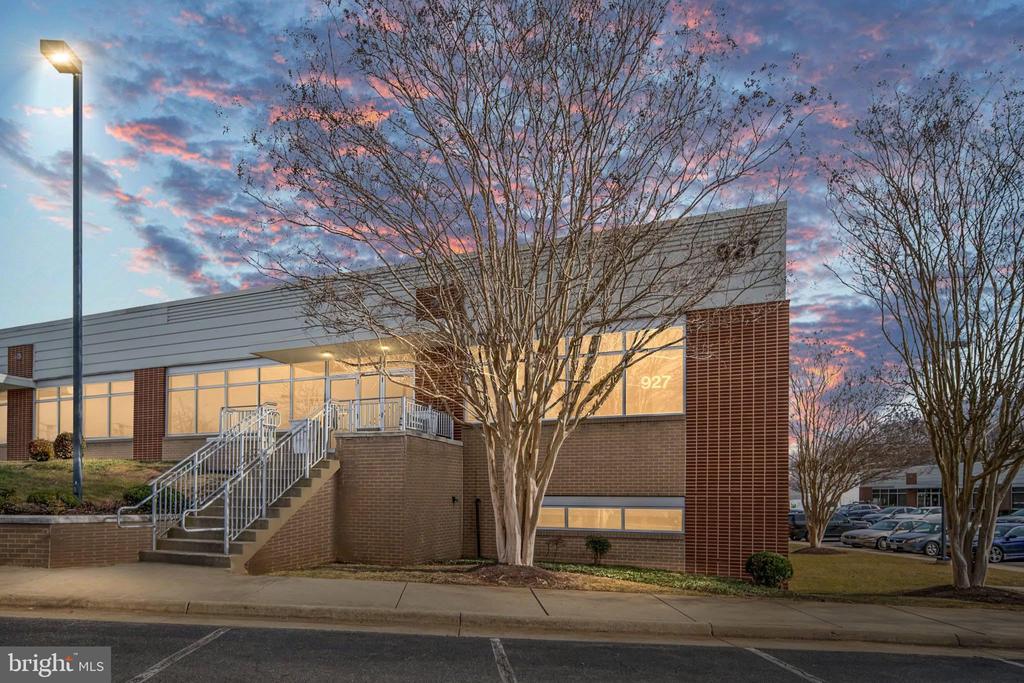 927 MAPLE GROVE DRIVE 201