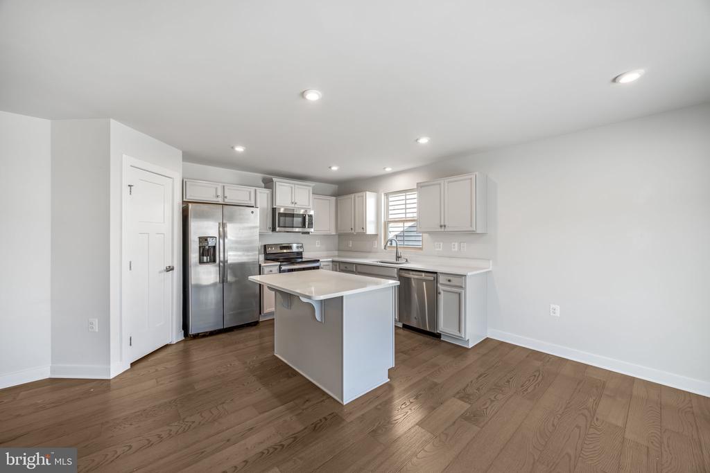 7607 LOUGHTON LANE
