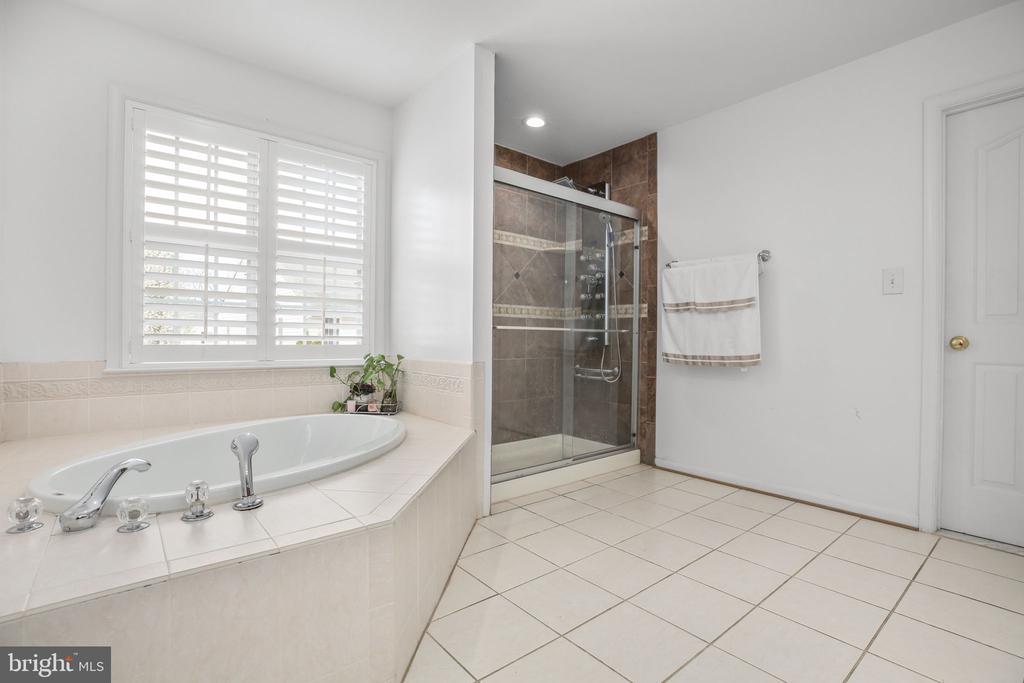 10804 TIDES COURT