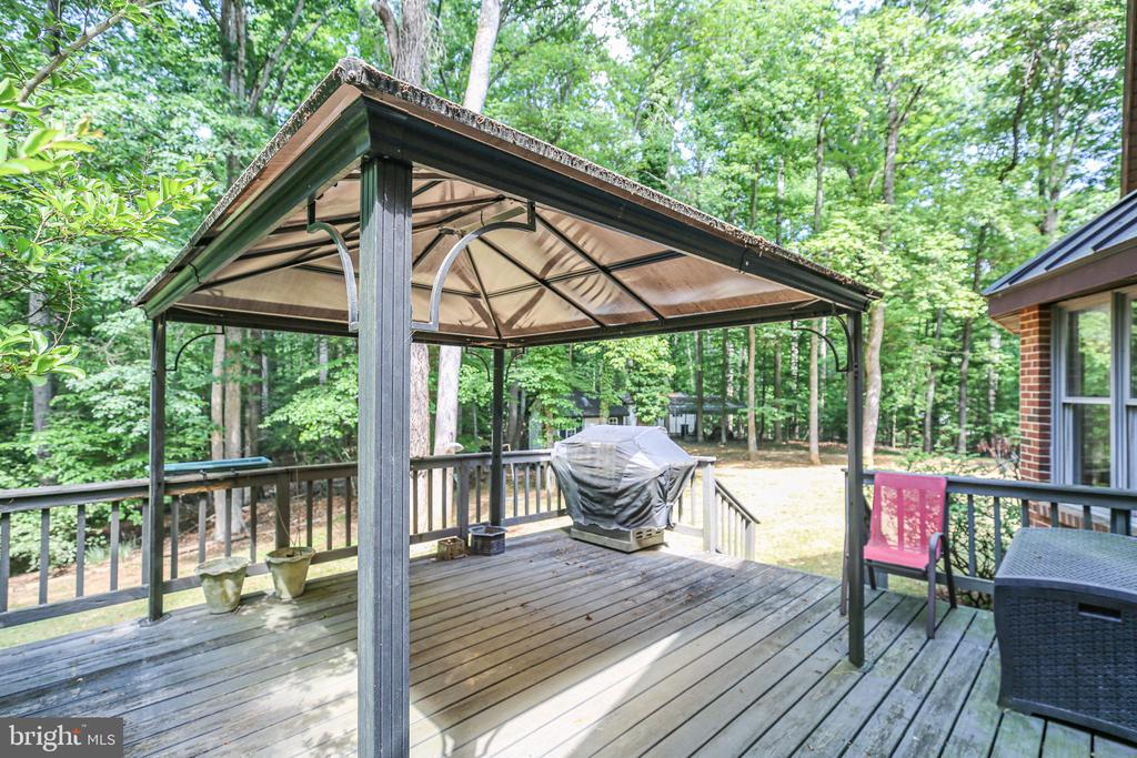 11 RIVER OAK PLACE