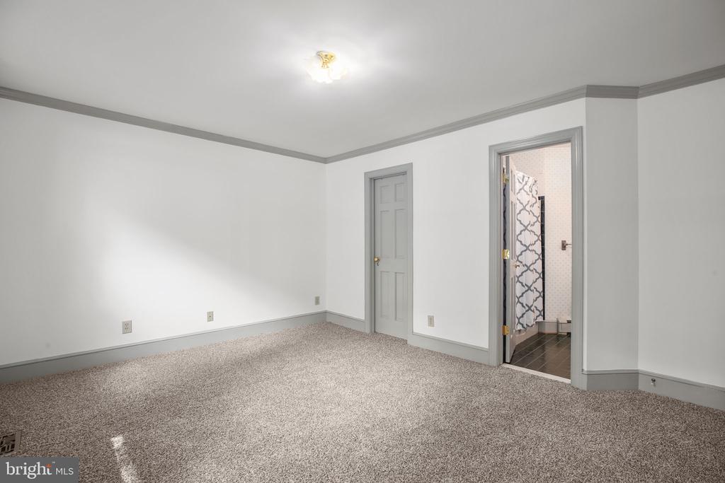 11 RIVER OAK PLACE