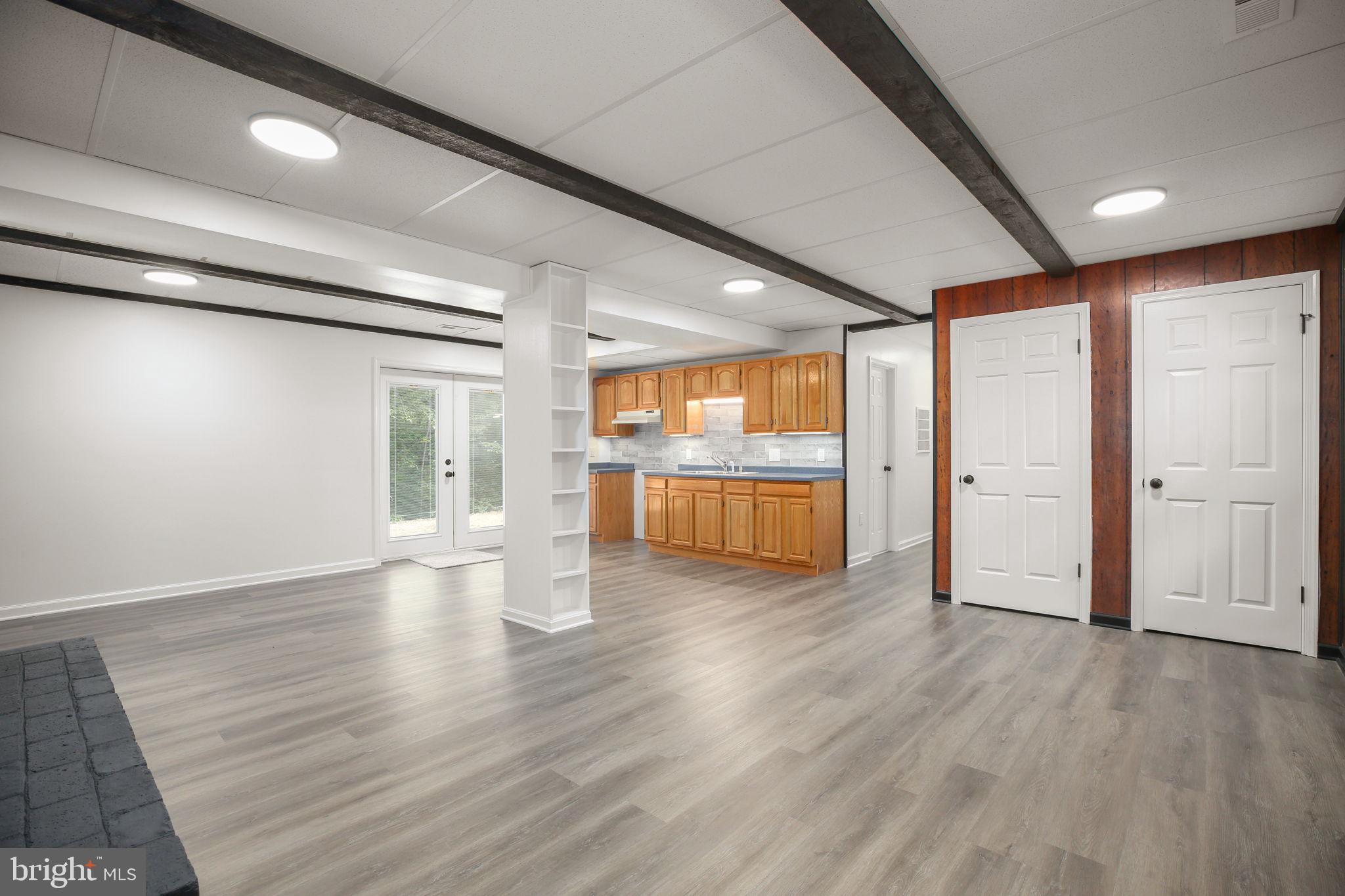 211 HARDWOOD LANE