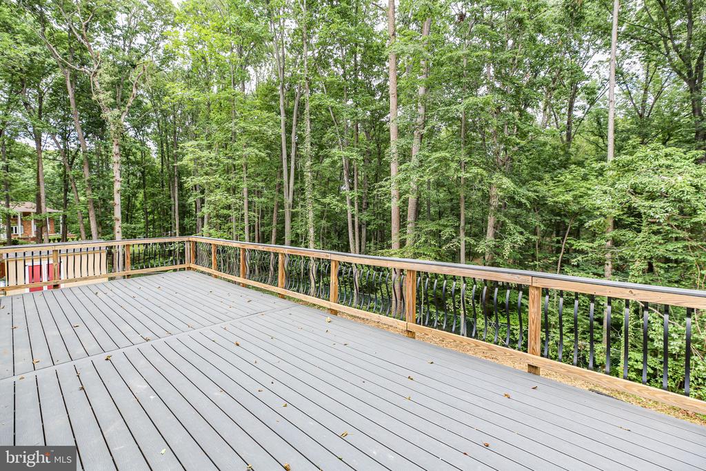 211 HARDWOOD LANE