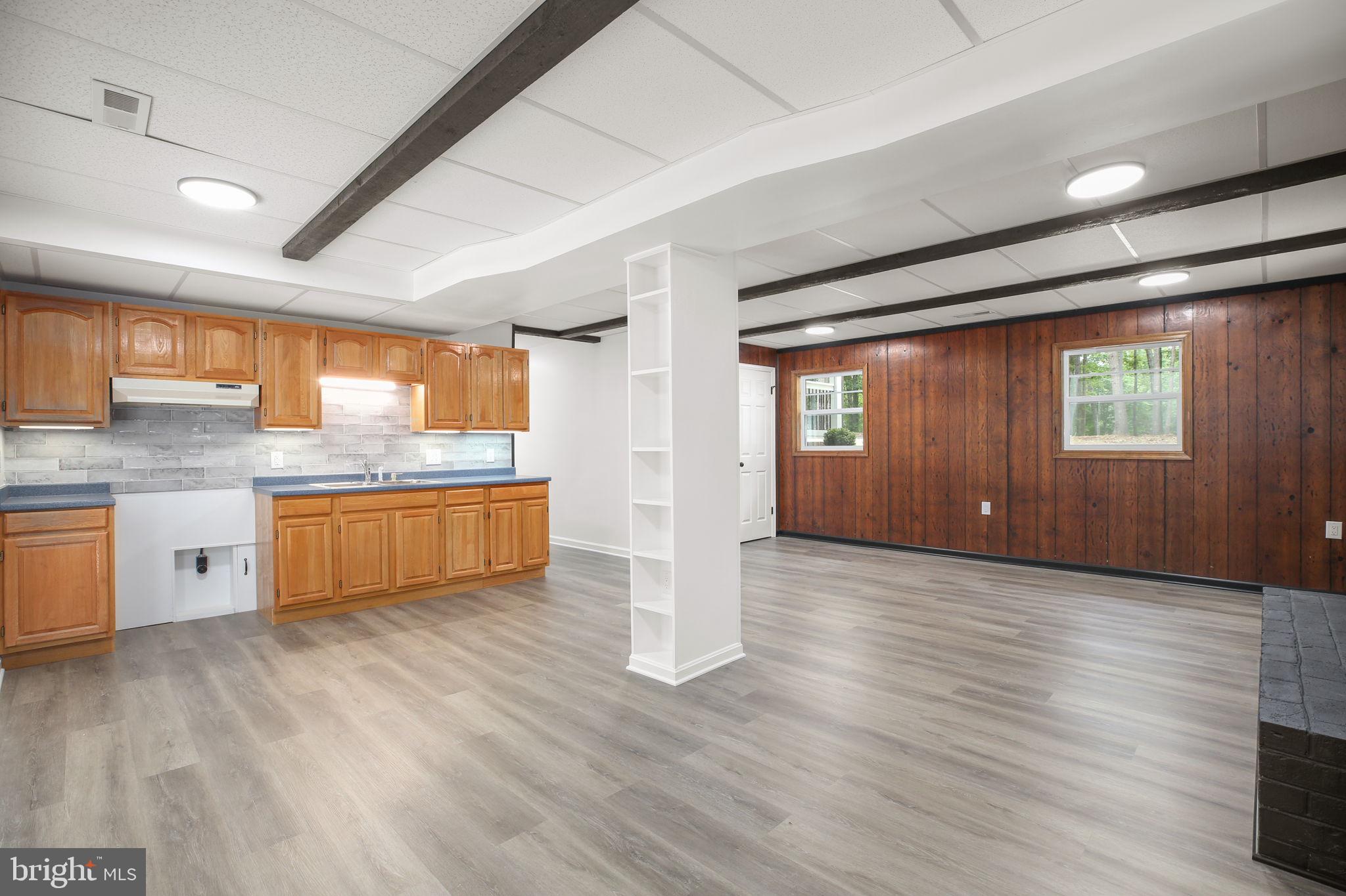 211 HARDWOOD LANE
