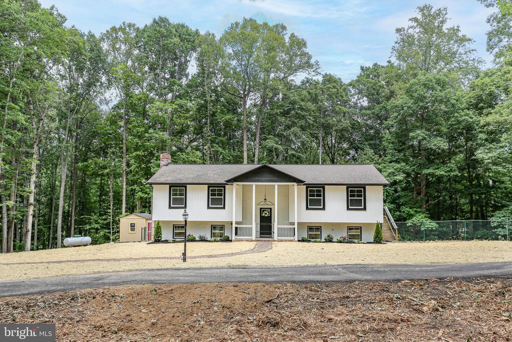 211 HARDWOOD LANE