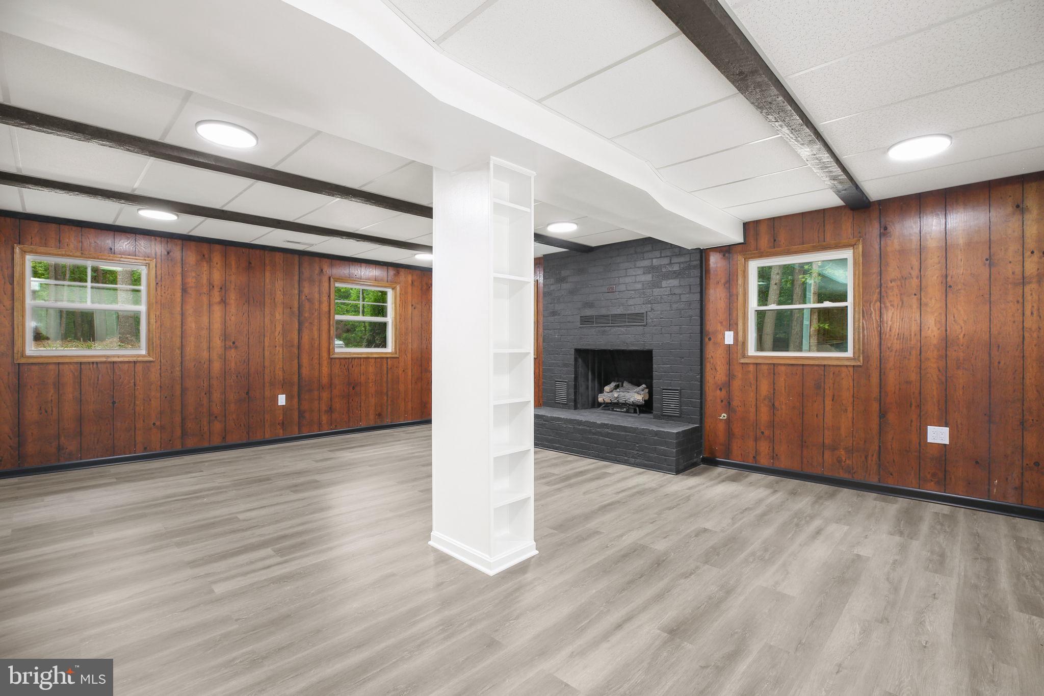 211 HARDWOOD LANE