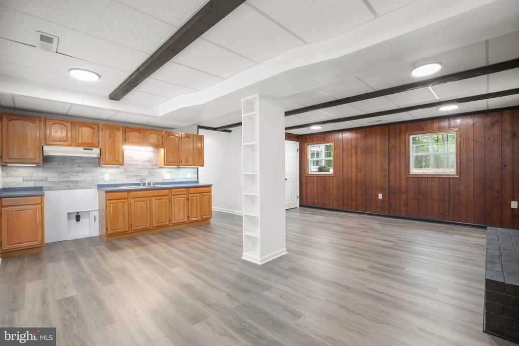 211 HARDWOOD LANE