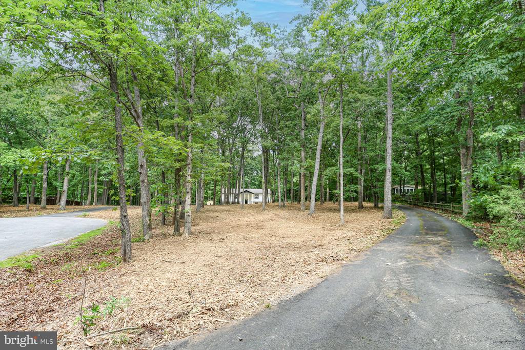 211 HARDWOOD LANE