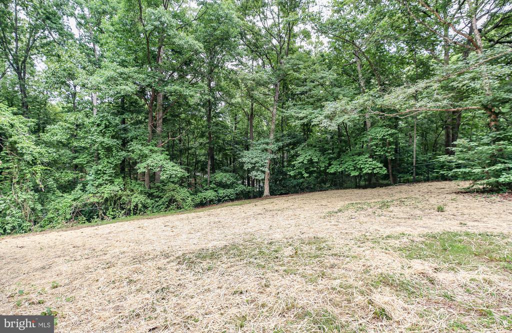 211 HARDWOOD LANE