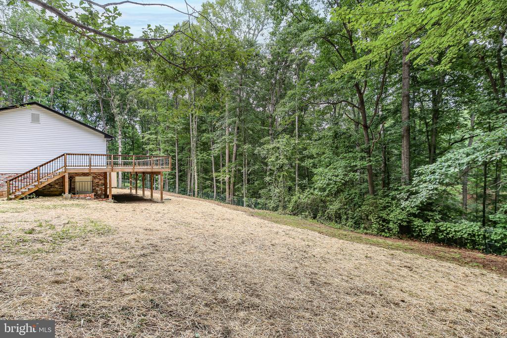 211 HARDWOOD LANE