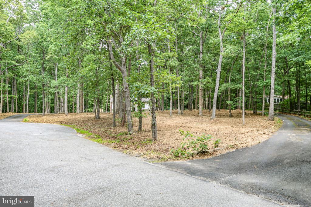 211 HARDWOOD LANE