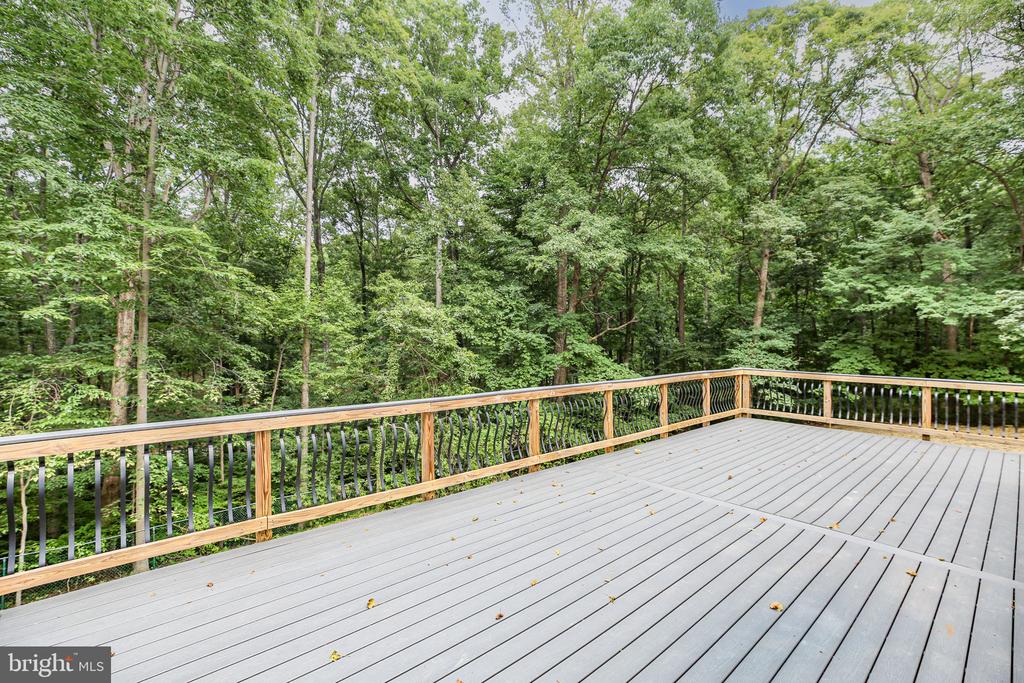 211 HARDWOOD LANE
