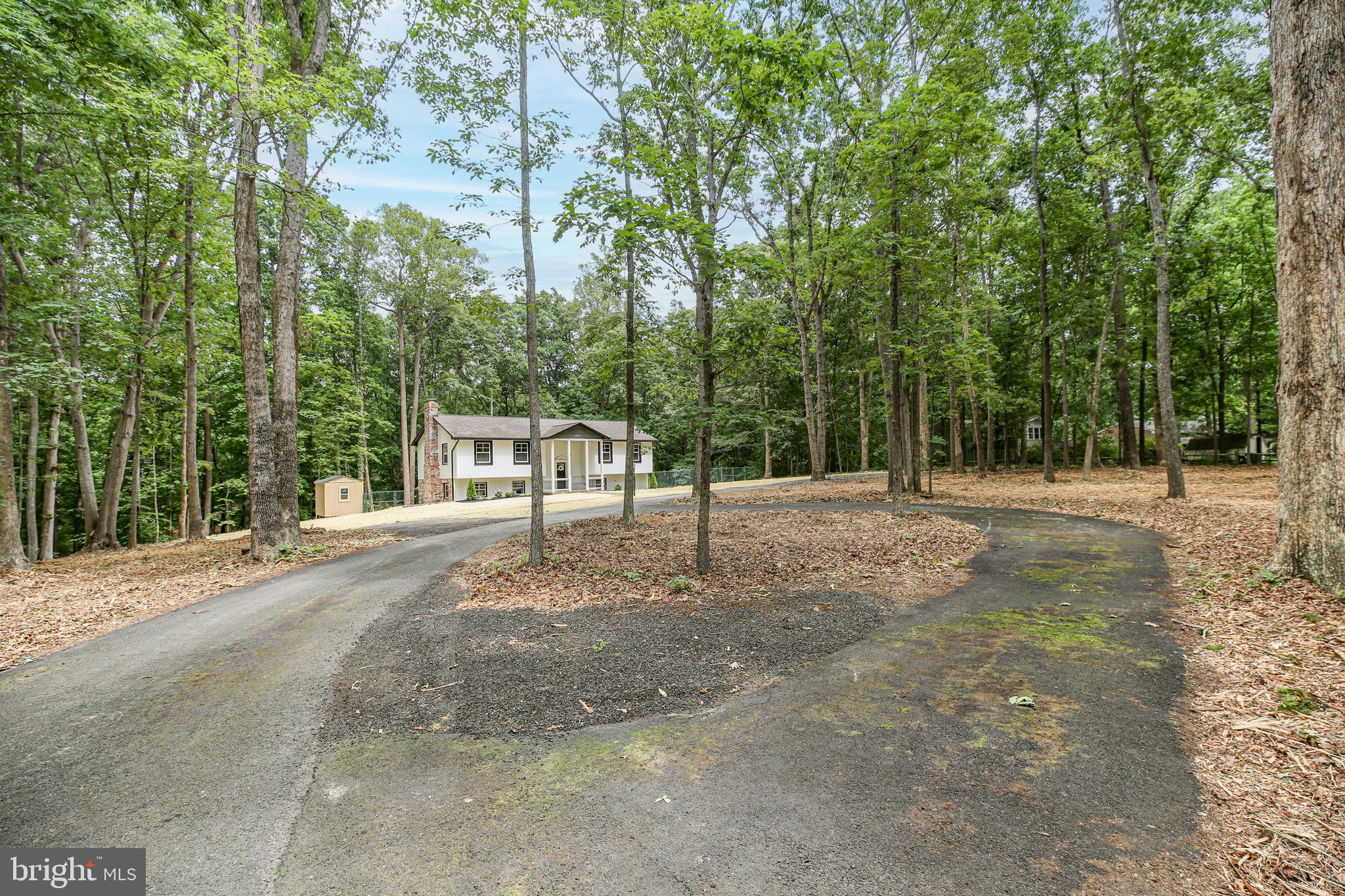 211 HARDWOOD LANE