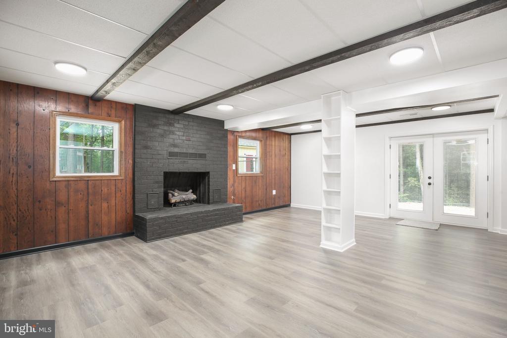 211 HARDWOOD LANE