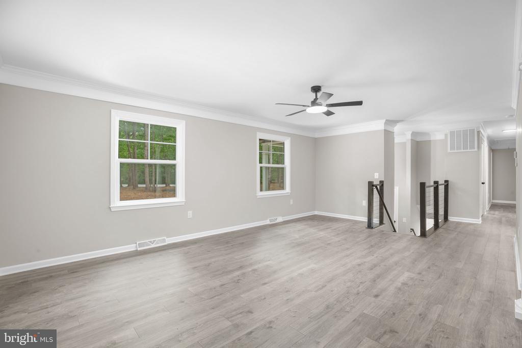 211 HARDWOOD LANE