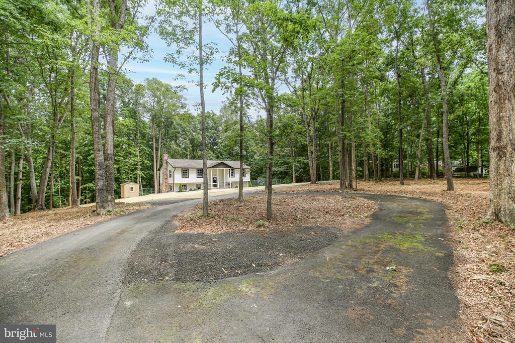 211 HARDWOOD LANE