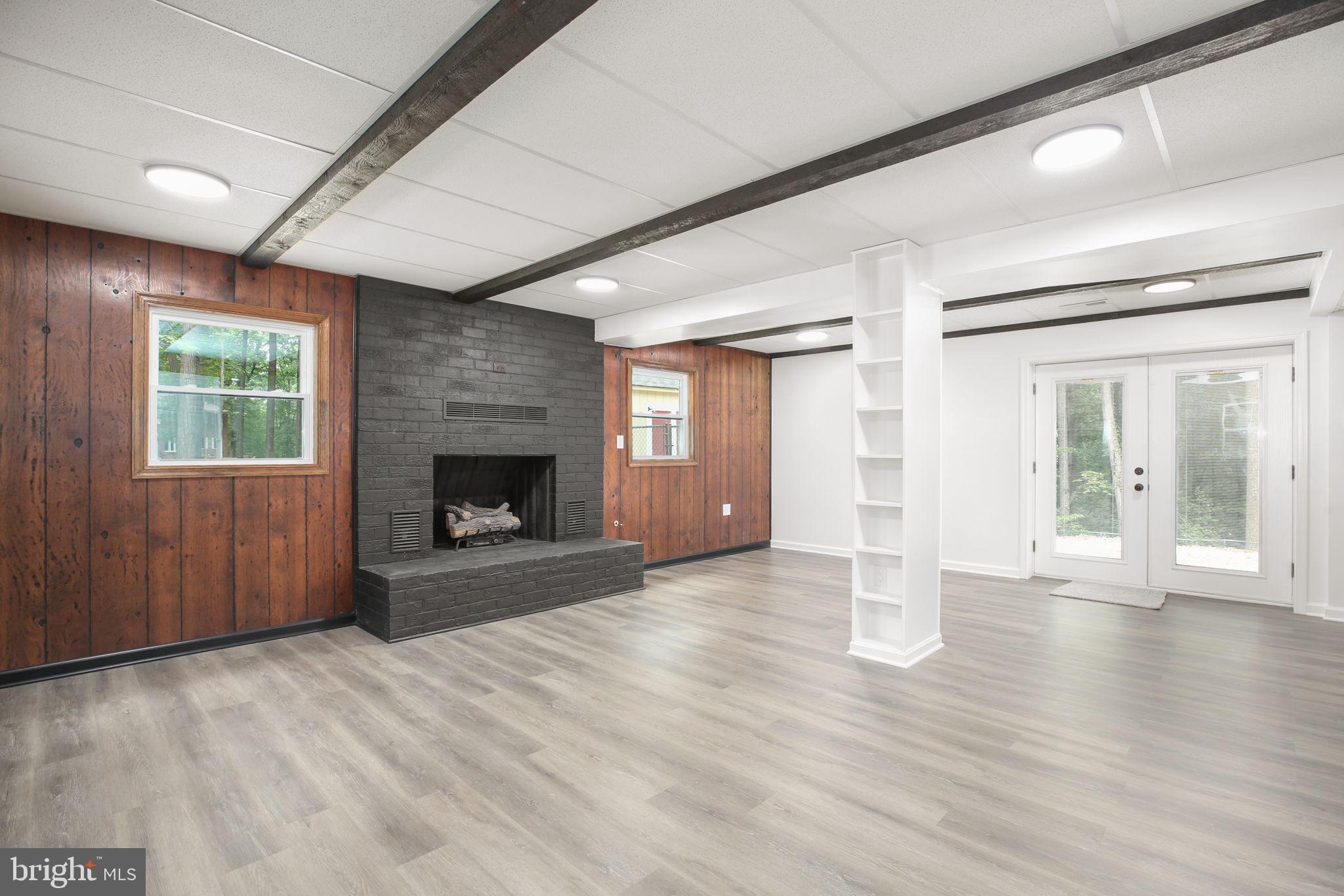 211 HARDWOOD LANE