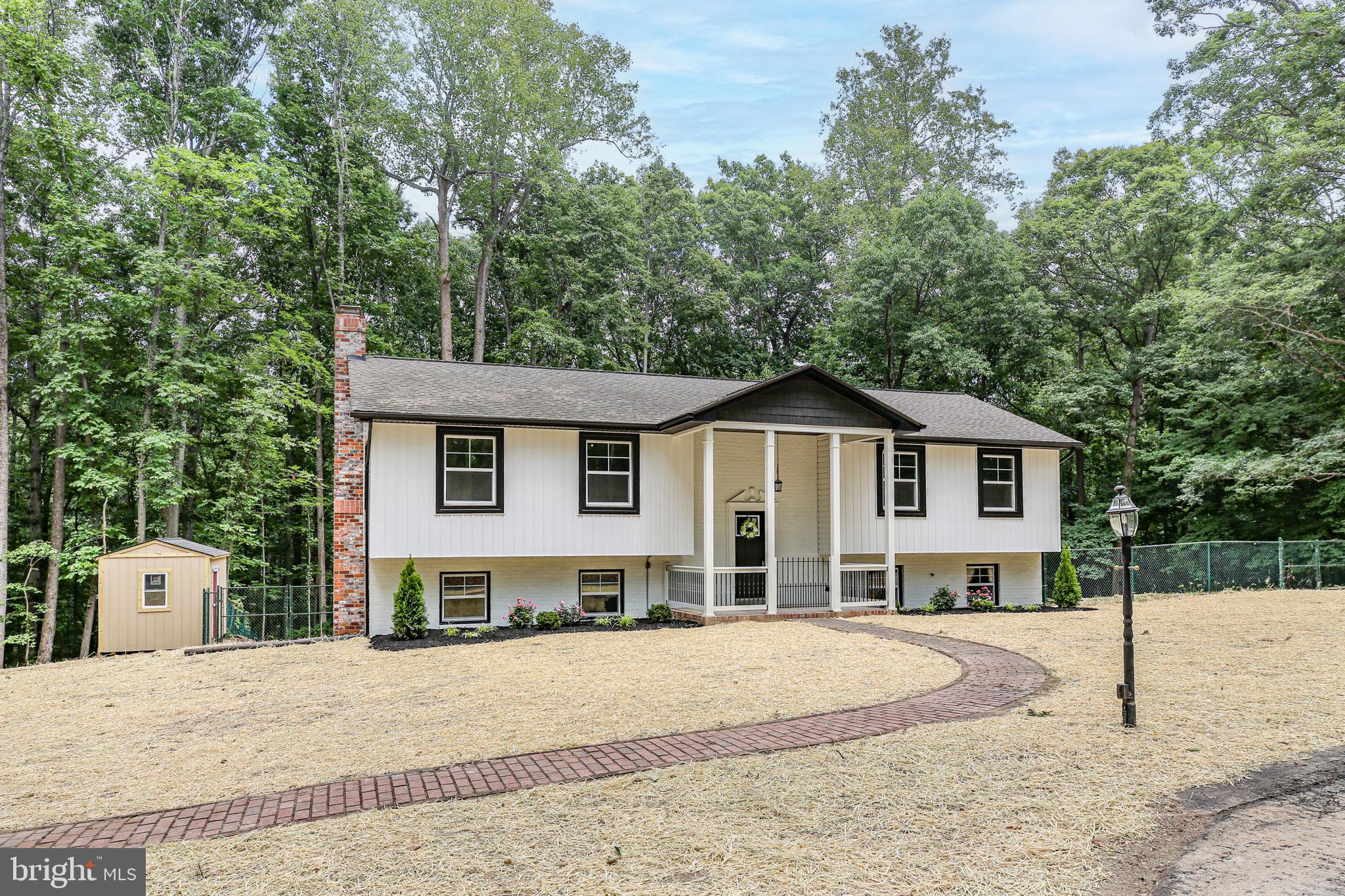 211 HARDWOOD LANE