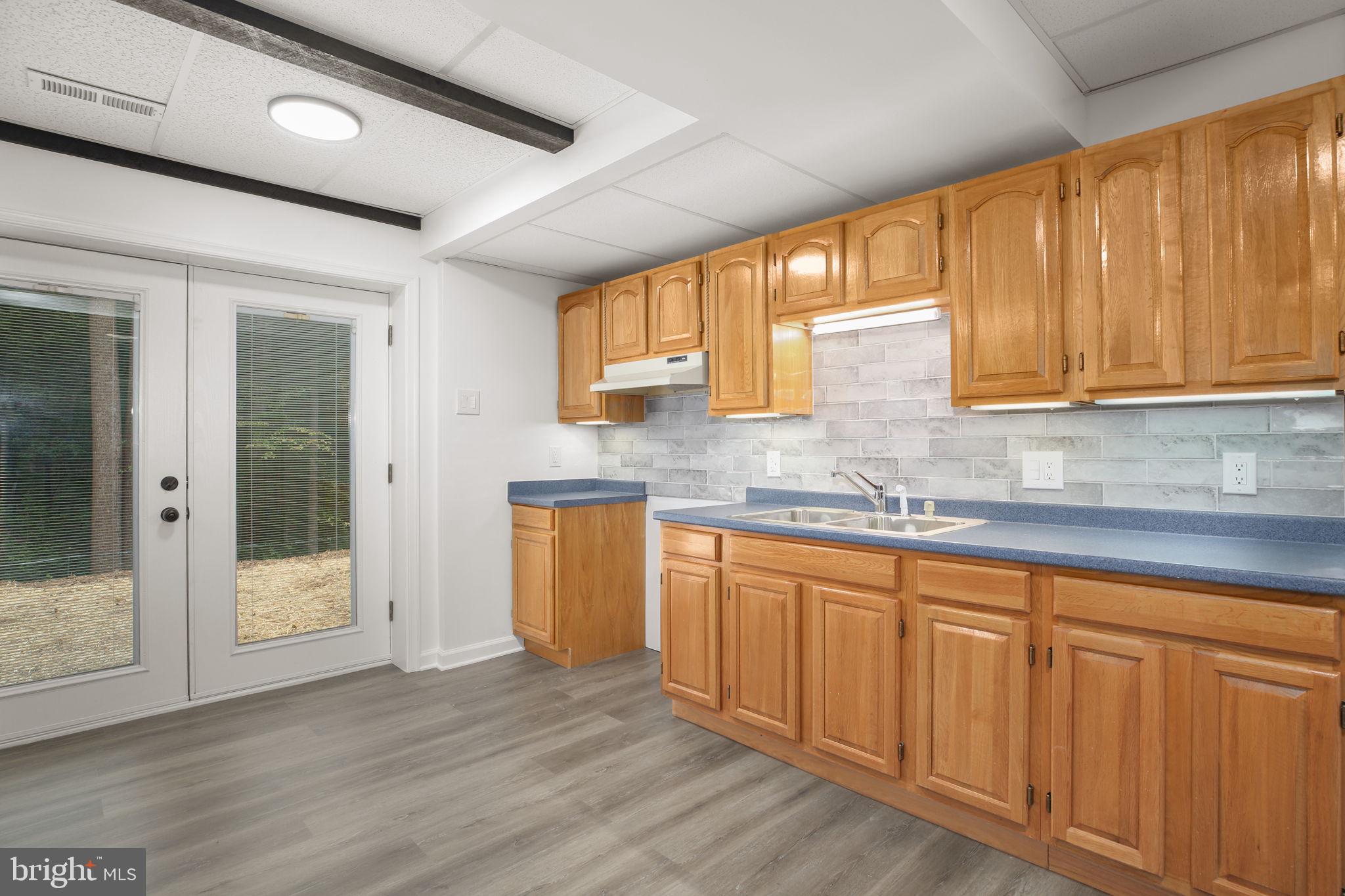 211 HARDWOOD LANE