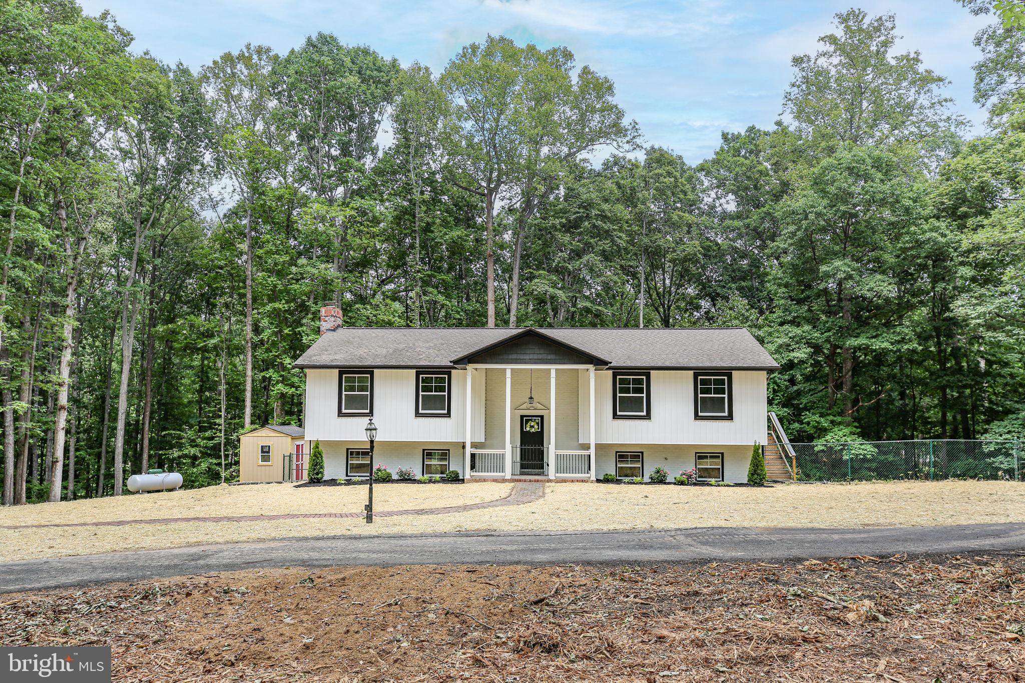 211 HARDWOOD LANE