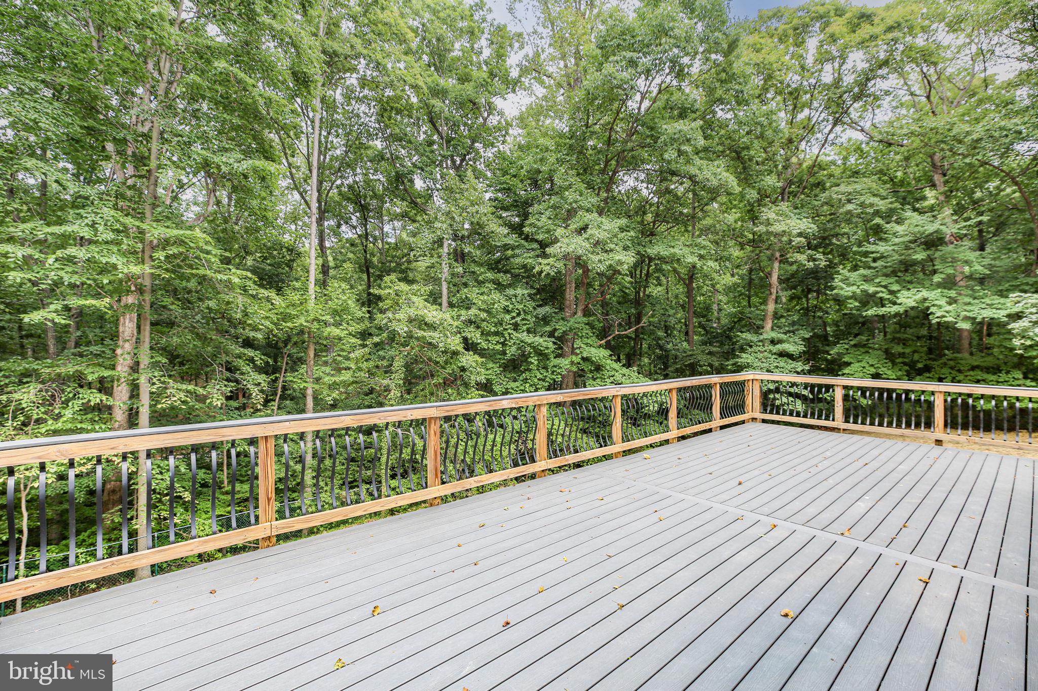 211 HARDWOOD LANE