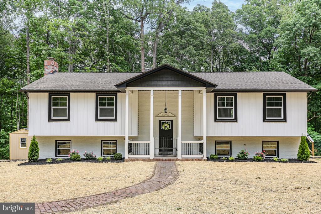 211 HARDWOOD LANE