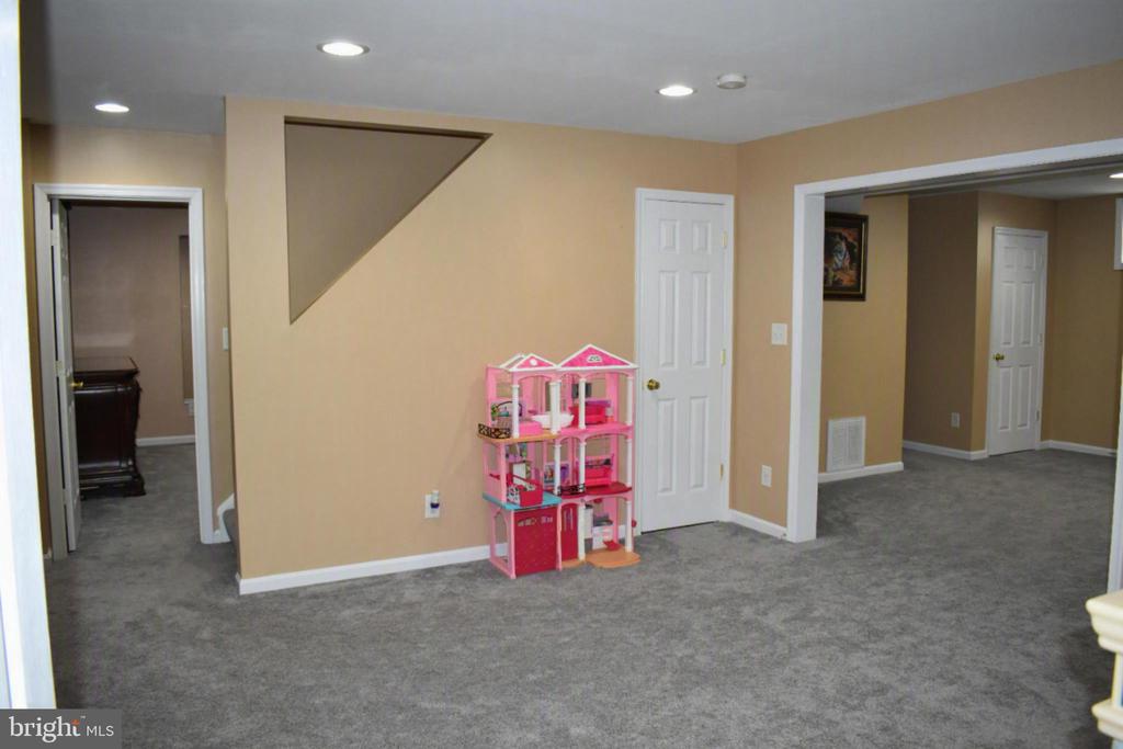 4016 DERBYSHIRE LANE