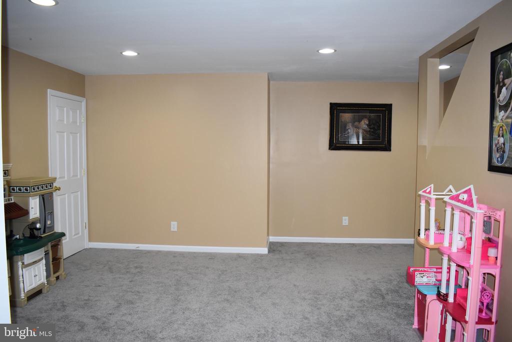 4016 DERBYSHIRE LANE