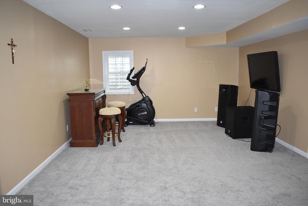 4016 DERBYSHIRE LANE