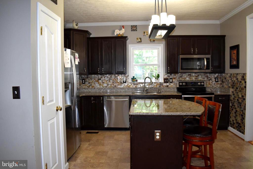 4016 DERBYSHIRE LANE