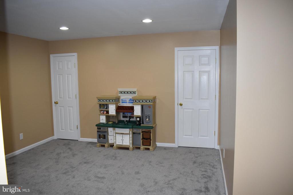 4016 DERBYSHIRE LANE
