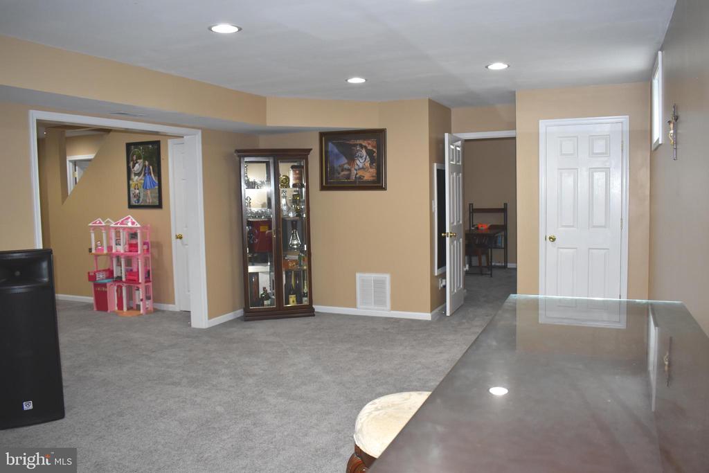 4016 DERBYSHIRE LANE