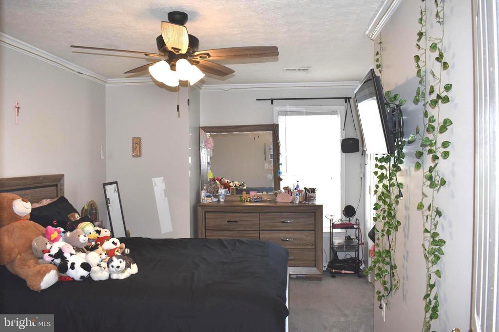 4016 DERBYSHIRE LANE