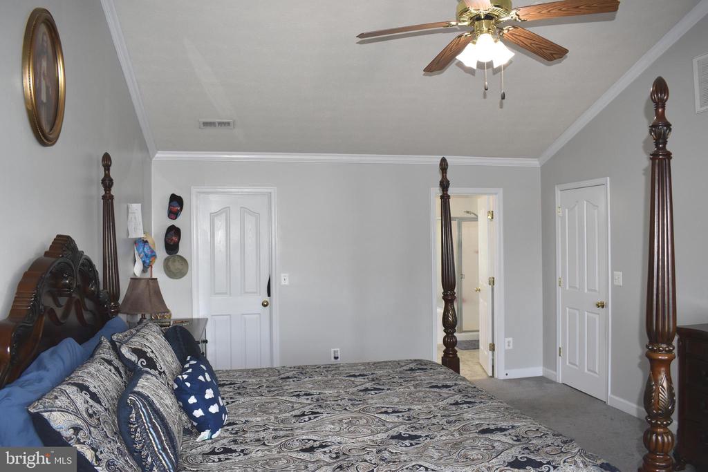4016 DERBYSHIRE LANE