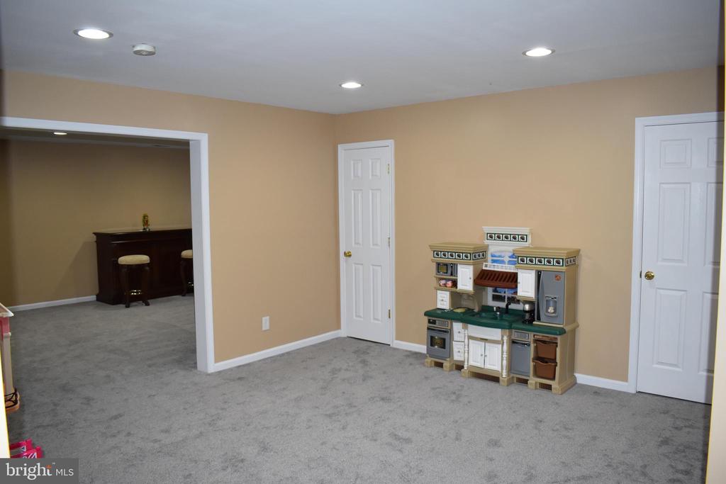 4016 DERBYSHIRE LANE