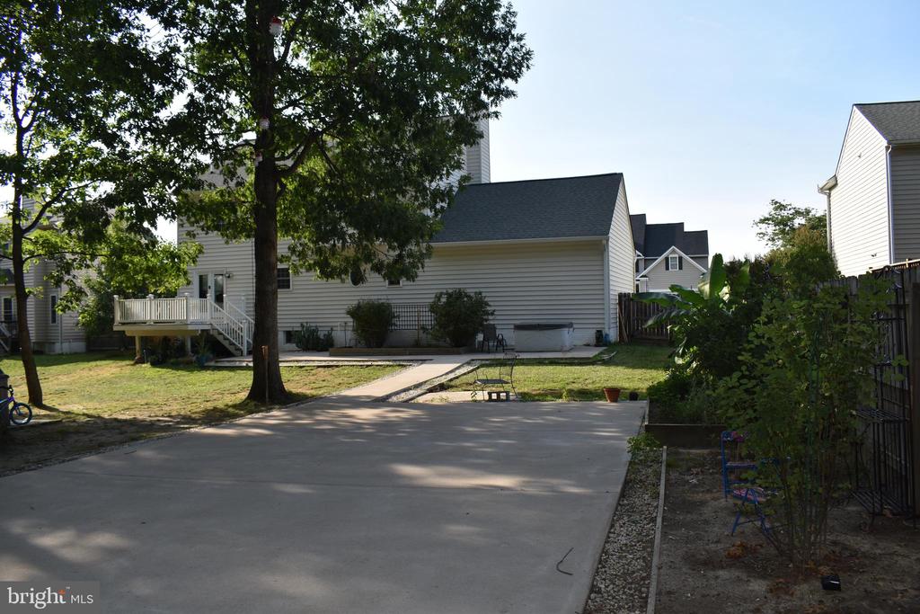 4016 DERBYSHIRE LANE
