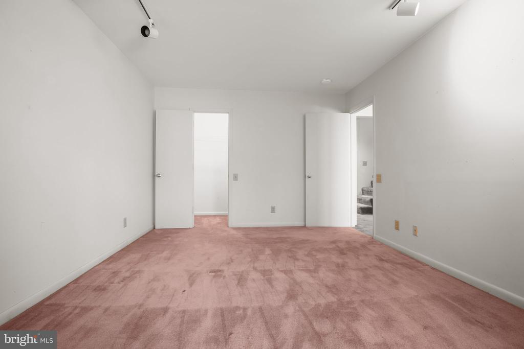 7 RIVER OAK PLACE