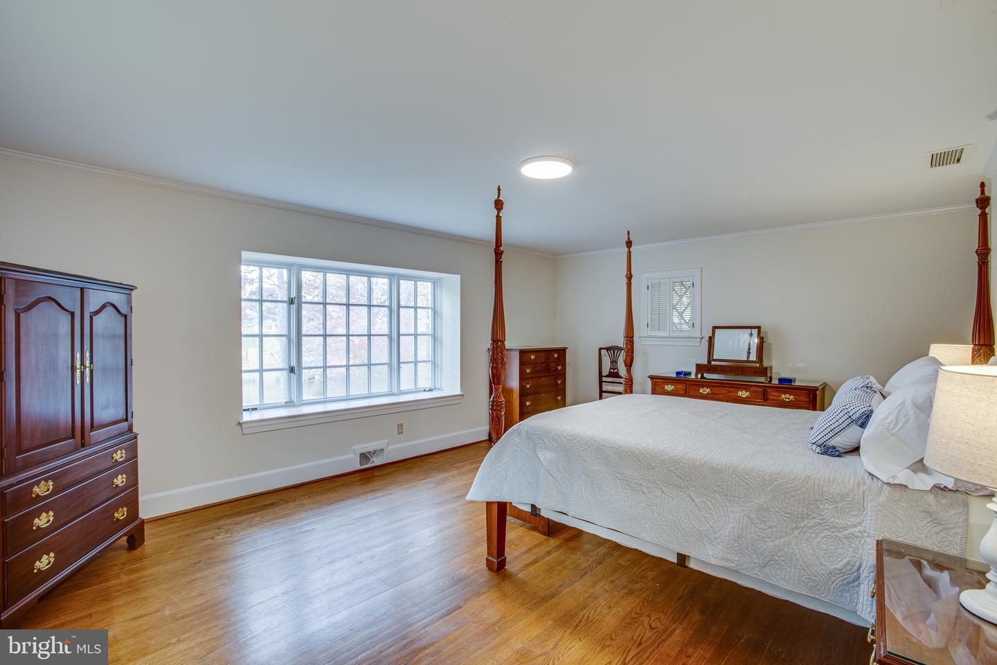 216 Lake Shore DRIVE
