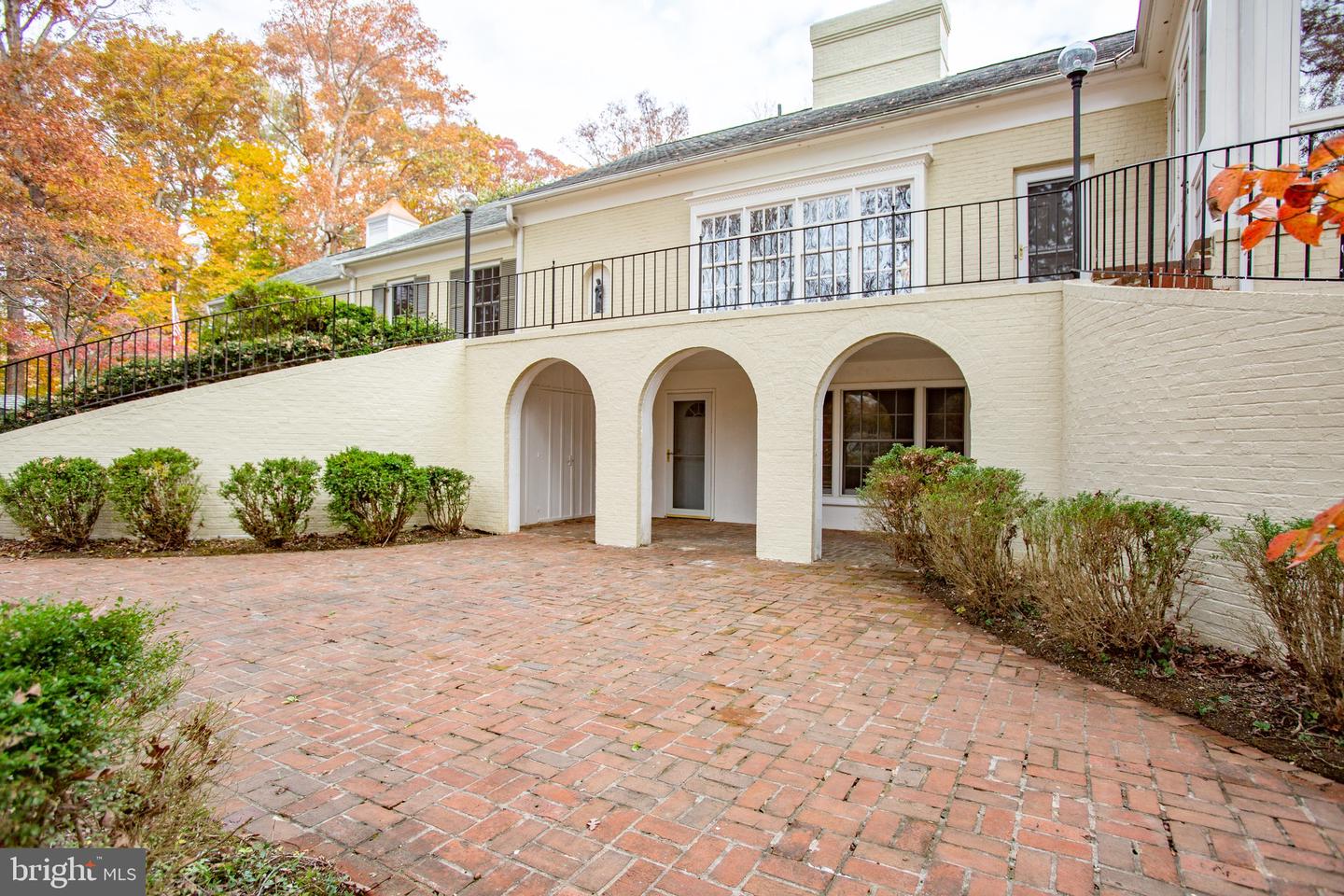 216 Lake Shore DRIVE