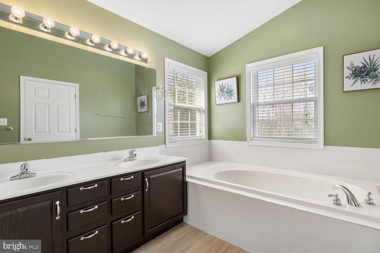 37 Woodleigh LANE