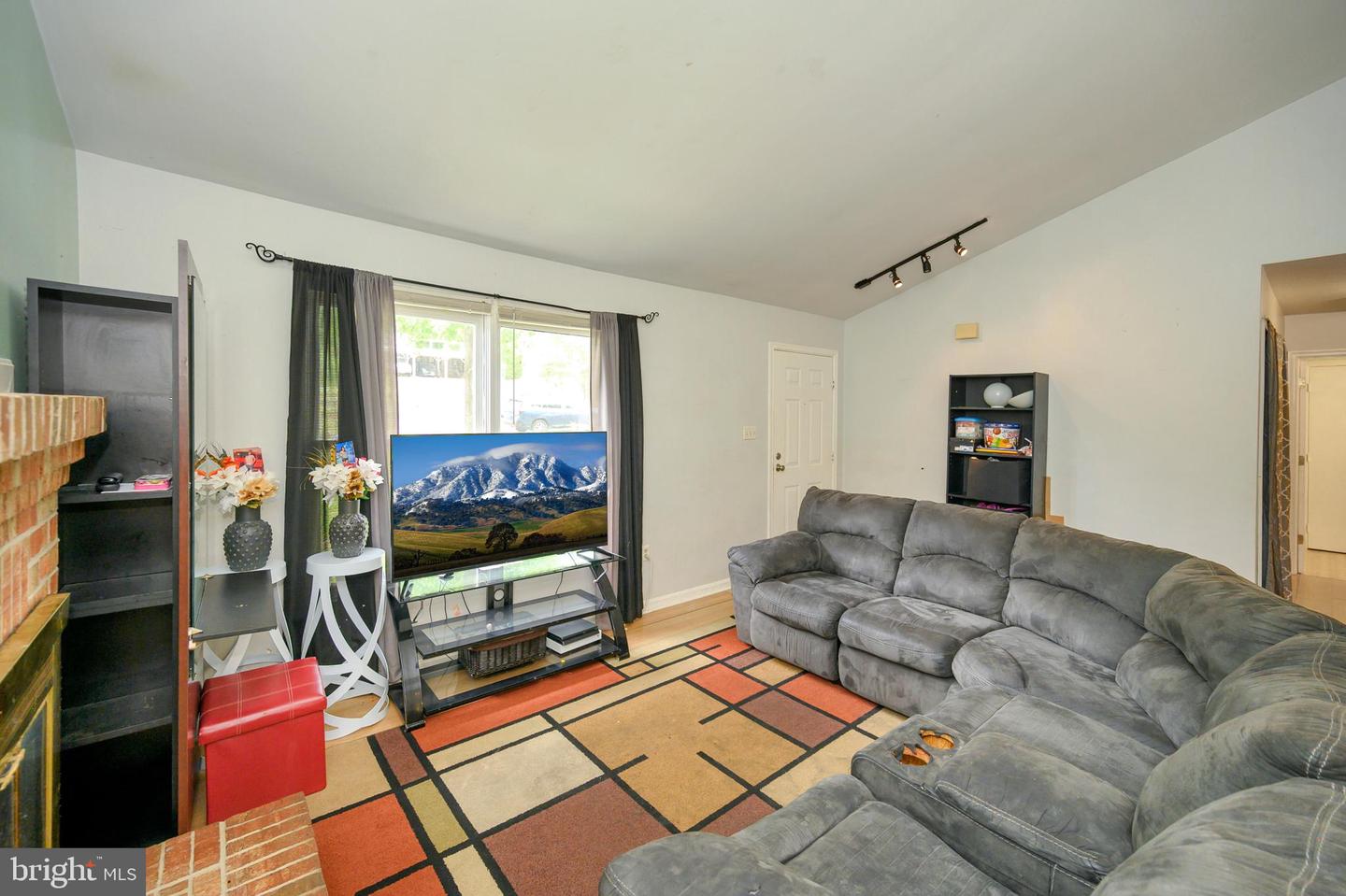 212 Tanglewood LANE