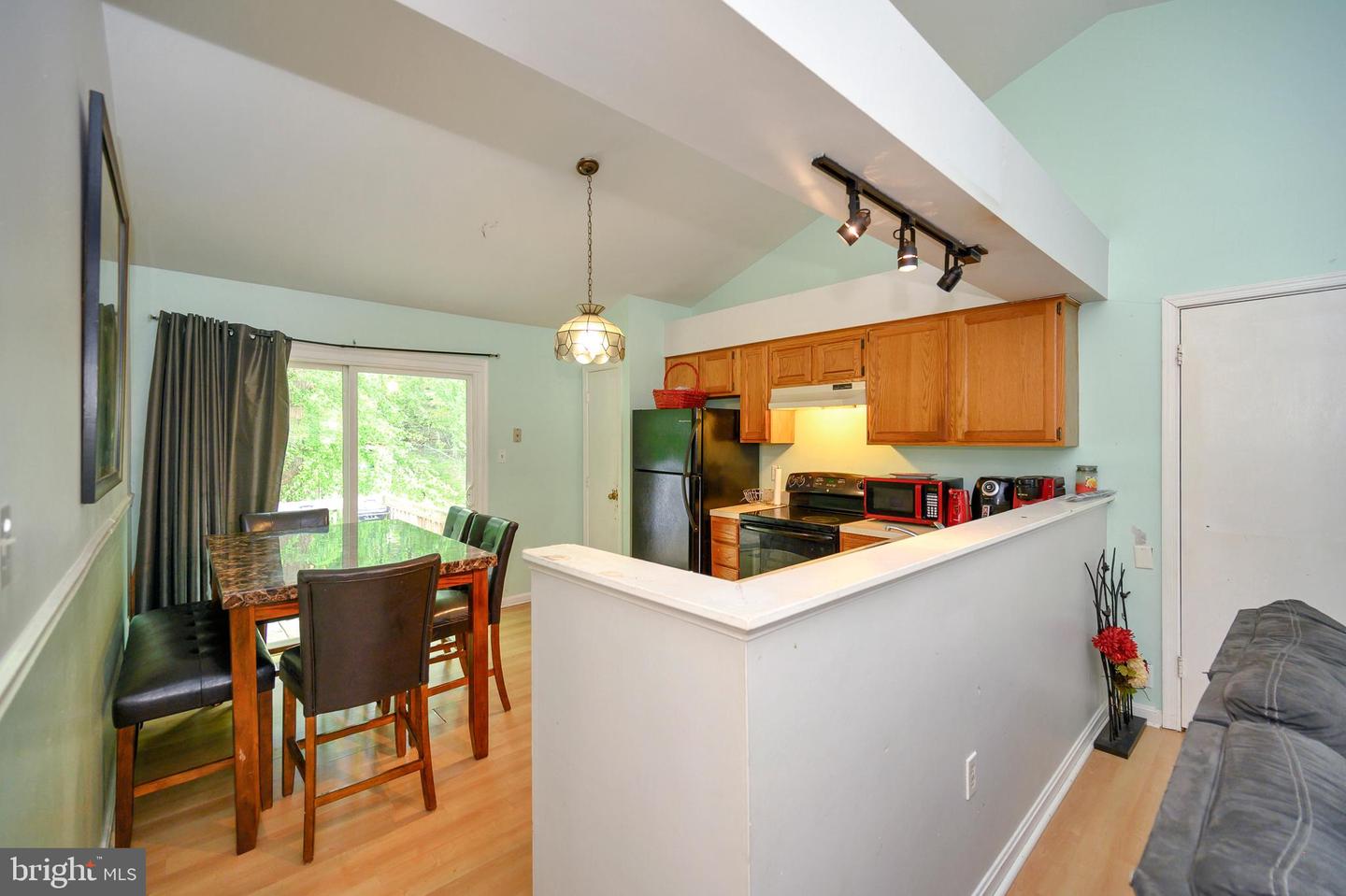212 Tanglewood LANE