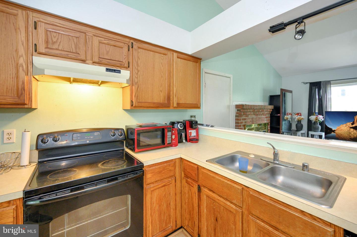 212 Tanglewood LANE