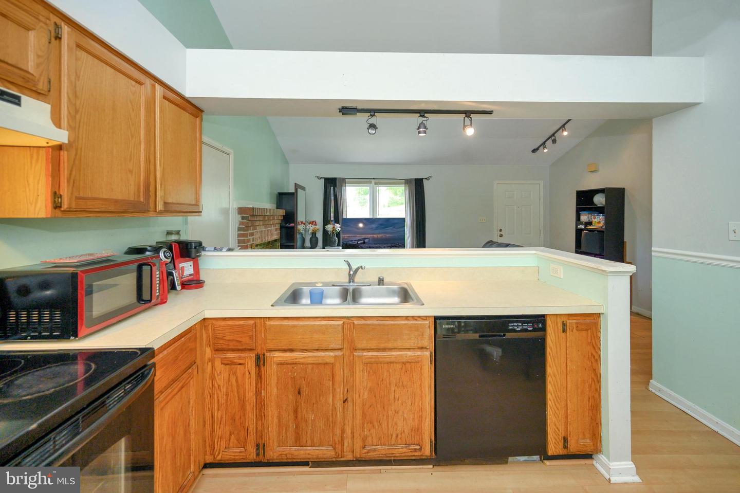 212 Tanglewood LANE