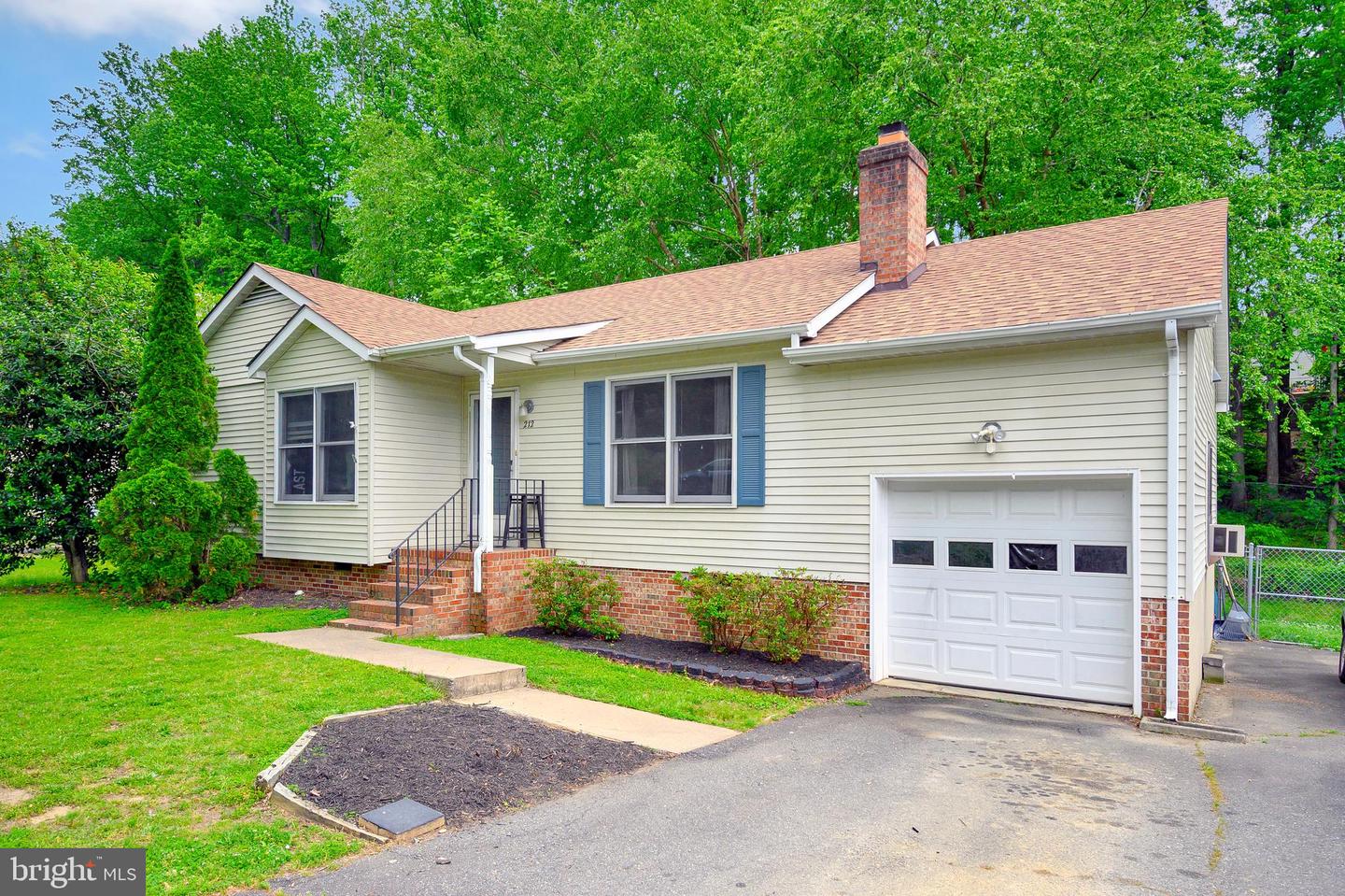 212 Tanglewood LANE
