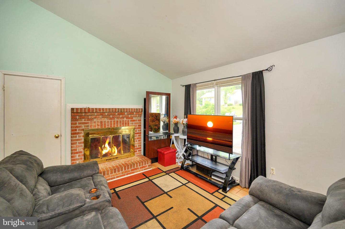 212 Tanglewood LANE