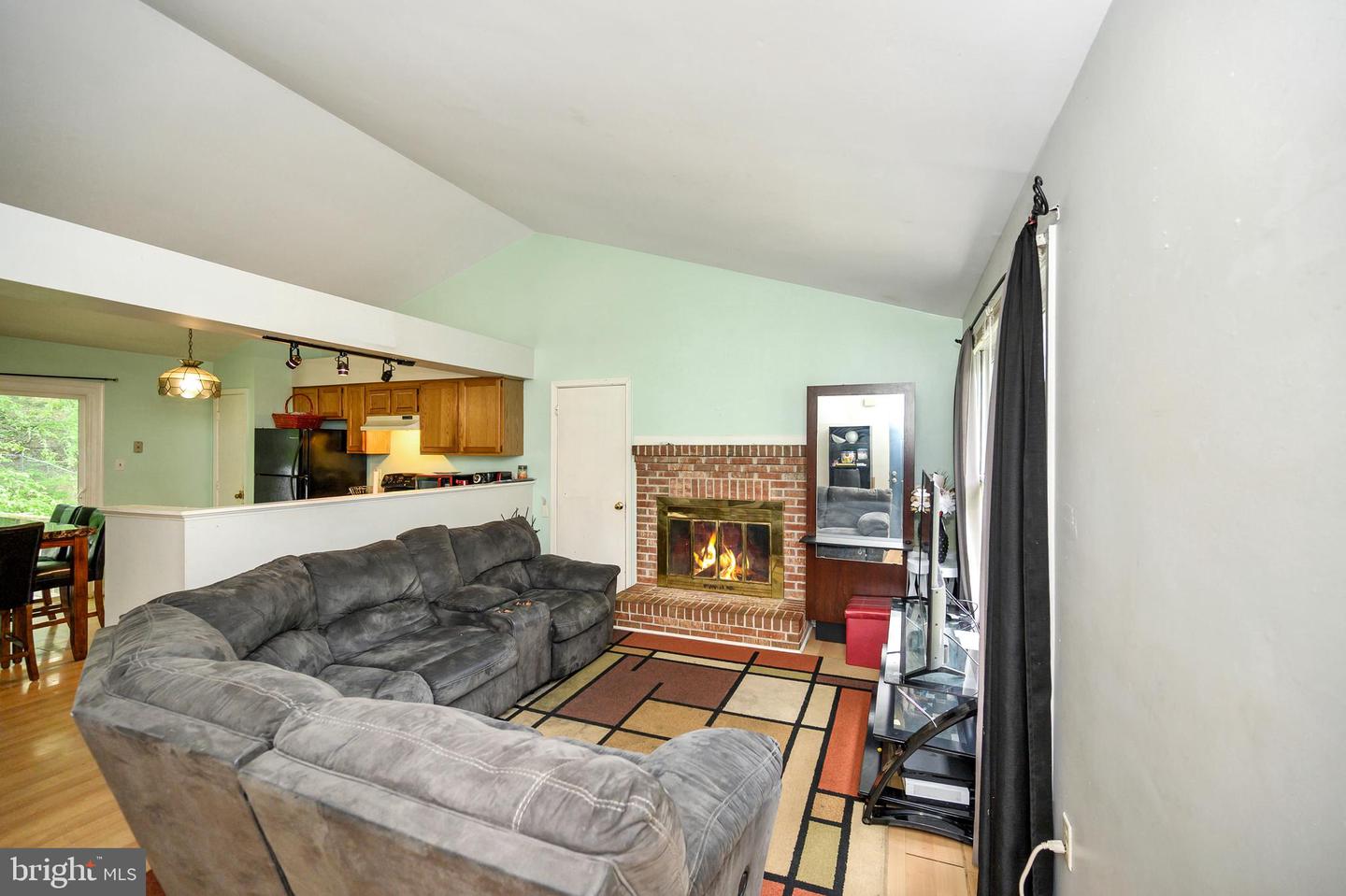 212 Tanglewood LANE